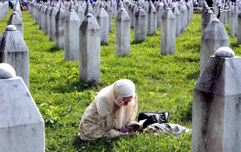 یک زن در مراسم تشییع جنازه 30 قربانی مسلمان بوسنیایی تازه شناسایی شده در مرکز یادبود و گورستان پوتوکاری دعا می کند./ سربرنیتسا _ بوسنی و هرزگوین
