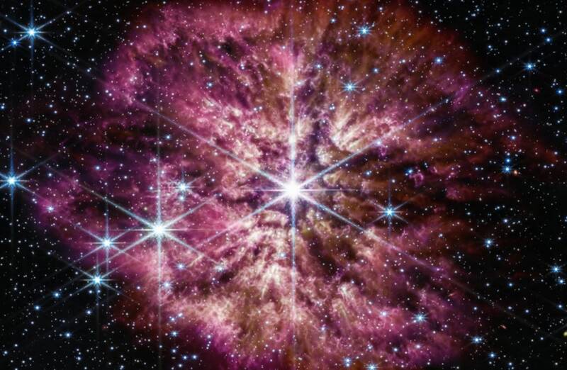 ۸ تصویر خیره کنندهای که جیمزوب در اولین سال کار خود فرستاد