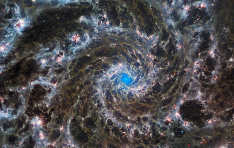 ۸ تصویر خیره کنندهای که جیمزوب در اولین سال کار خود فرستاد