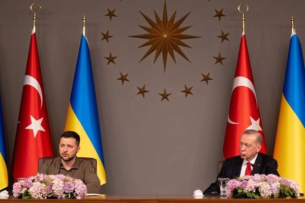 عطوان: اردوغان میخواهد به آغوش گرم آمریکا بازگردد