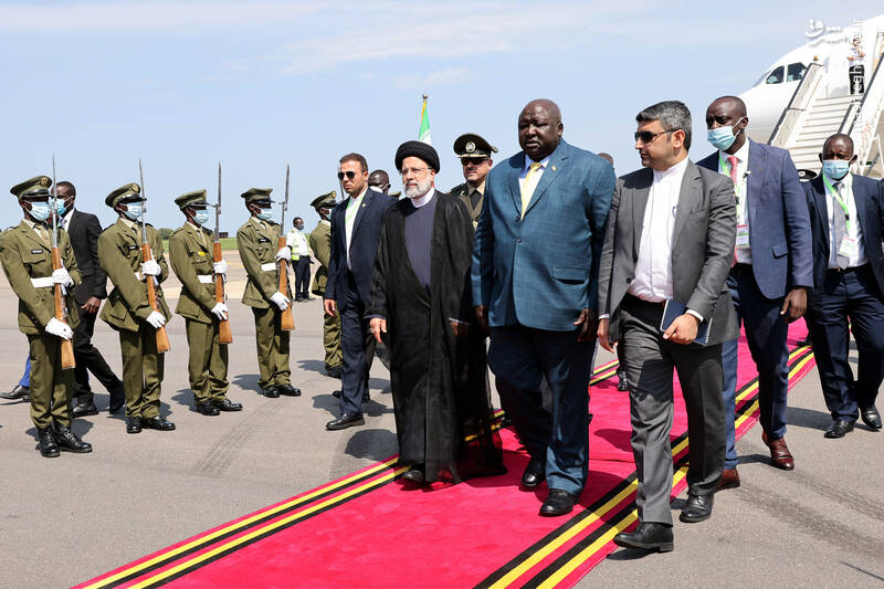 استقبال وزیر خارجه اوگاندا از رئیسی در فرودگاه