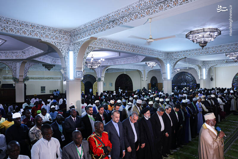 اقامه نماز رئیسی در مسجد ملی کامپالا