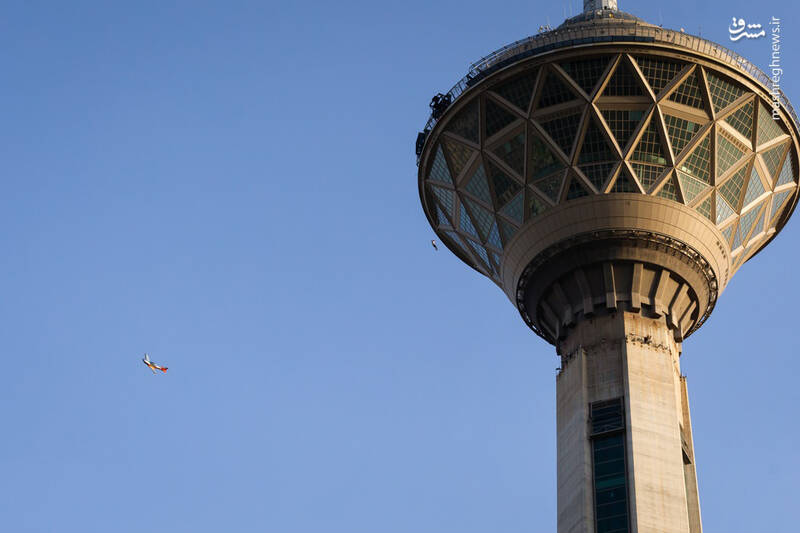 پرواز نخستین خلبان خانم ایرانی گرداگرد برج میلاد+ عکس