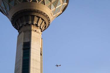 پرواز نخستین خلبان خانم ایرانی گرداگرد برج میلاد+ عکس