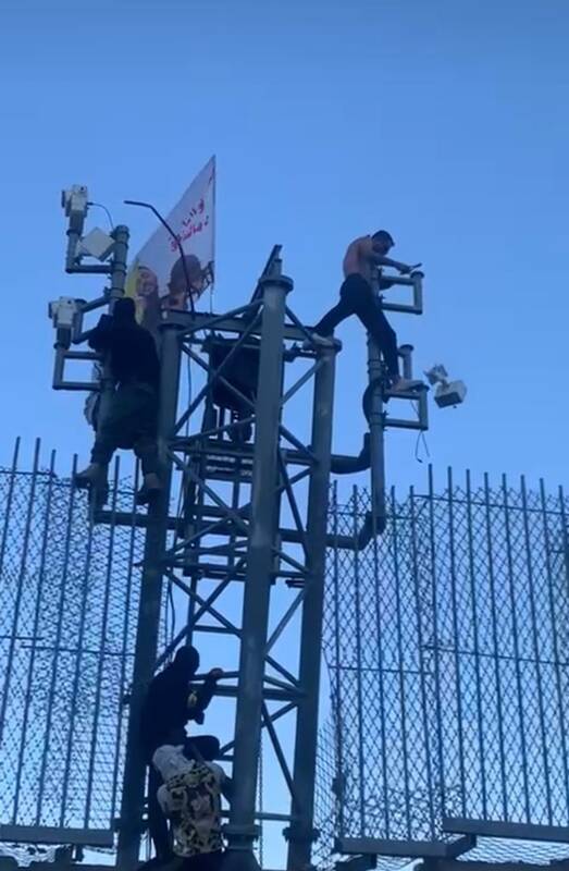 لبنانیها دوربینهای جاسوسی رژیم صهیونیستی را جمع کردند+ عکس و فیلم