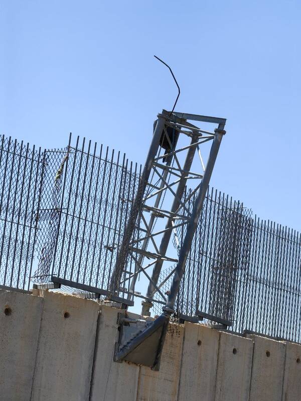 لبنانیها دوربینهای جاسوسی رژیم صهیونیستی را جمع کردند+ عکس و فیلم