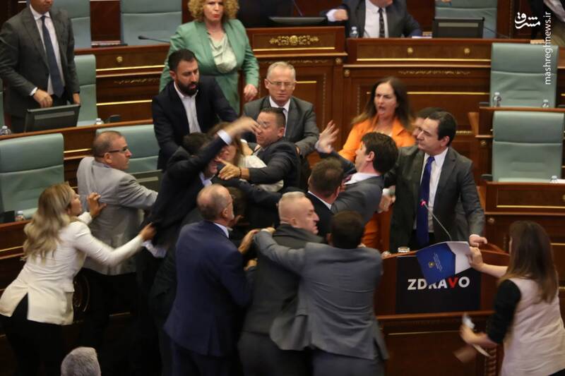 درگیری در پارلمان کوزوو پس از آنکه یک نماینده مخالف دولت به طرف نخست وزیر آب پاشید.