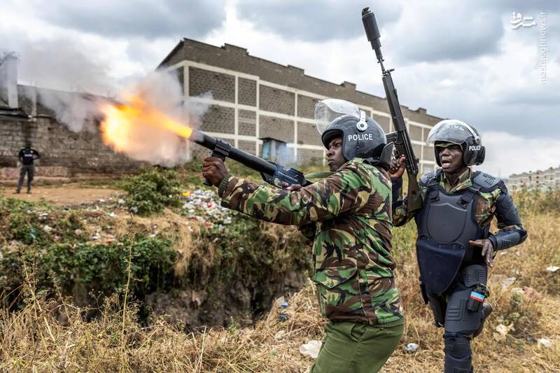 یک افسر پلیس برای متفرق کردن معترضان یک گاز اشک آور شلیک می‌کند./ نایروبی _ کنیا