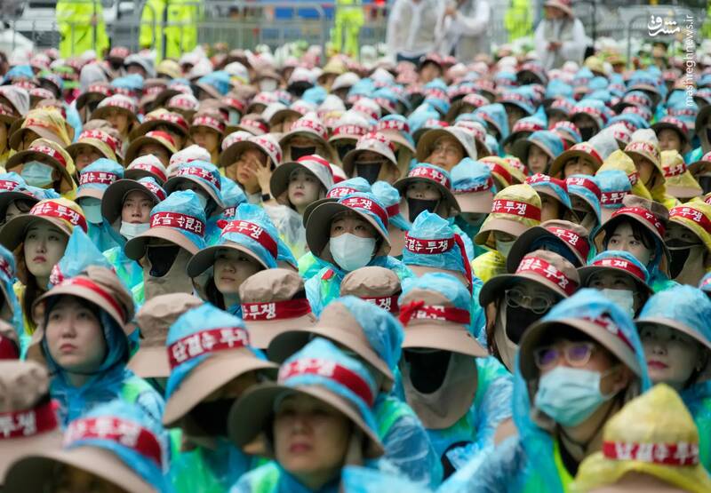 تجمع اعتراضی و اعتصاب دو روزه اعضای اتحادیه کارگران بهداشت و پزشکی برای بهبود شرایط کاری و افزایش حمایت از موسسات پزشکی دولتی در سئول _ کره جنوبی