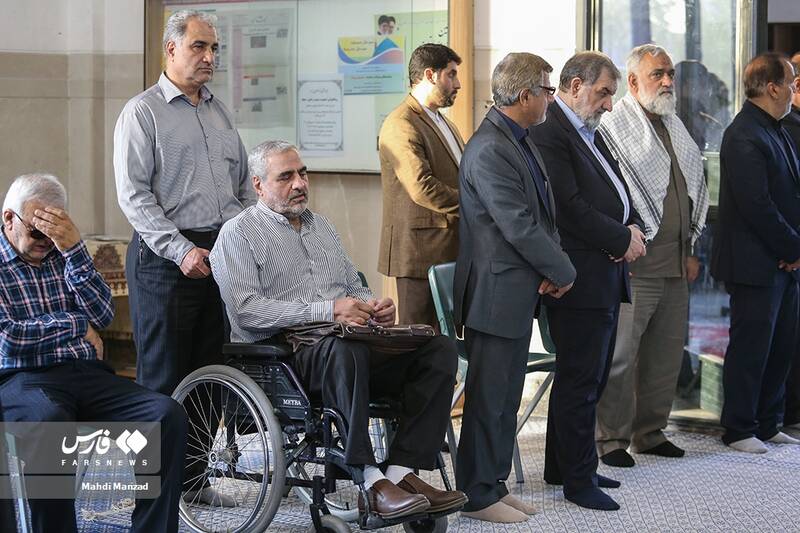 سردار محمدرضا نقدی معاون هماهنگکننده سپاه و محسن رضایی عضو مجمع تشخیص مصلحت نظام در مراسم بزرگداشت مادر شهید اسماعیل دقایقی