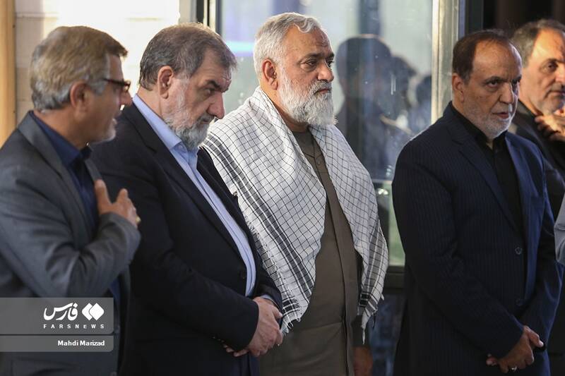 سردار محمدرضا نقدی معاون هماهنگکننده سپاه و محسن رضایی عضو مجمع تشخیص مصلحت نظام در مراسم بزرگداشت مادر شهید اسماعیل دقایقی