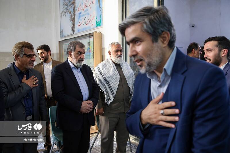 سردار محمدرضا نقدی معاون هماهنگکننده سپاه و محسن رضایی عضو مجمع تشخیص مصلحت نظام در مراسم بزرگداشت مادر شهید اسماعیل دقایقی