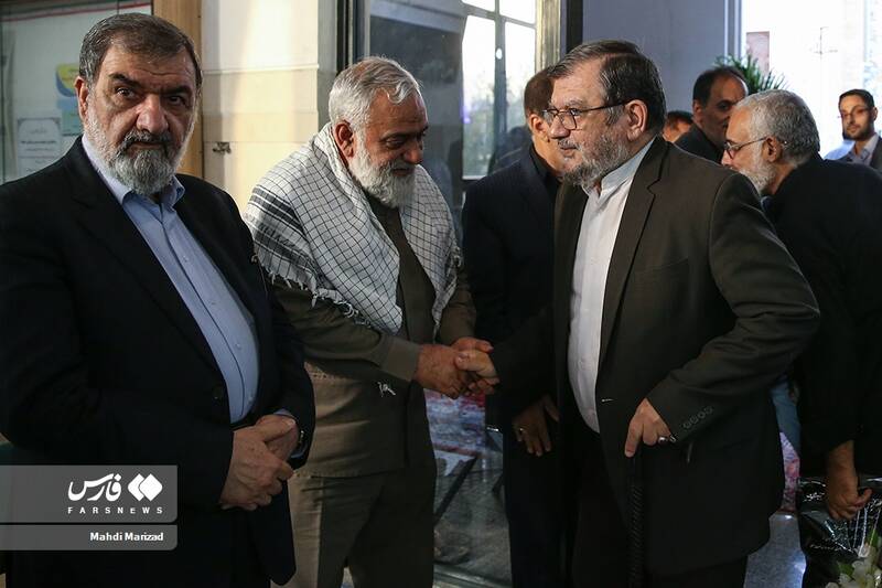 عبدالحسین روحالامینی نماینده مردم تهران، سردار محمدرضا نقدی معاون هماهنگکننده سپاه و محسن رضایی عضو مجمع تشخیص مصلحت نظام در مراسم بزرگداشت مادر شهید اسماعیل دقایقی