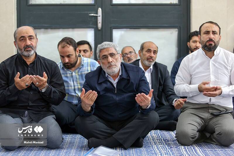 حضور سردار اسماعیل قاآنی فرمانده نیروی قدس سپاه در مراسم بزرگداشت مادر فرمانده شجاع و دلاور لشکر بدر دوران دفاع مقدس سرلشکر پاسدار شهید اسماعیل دقایقی