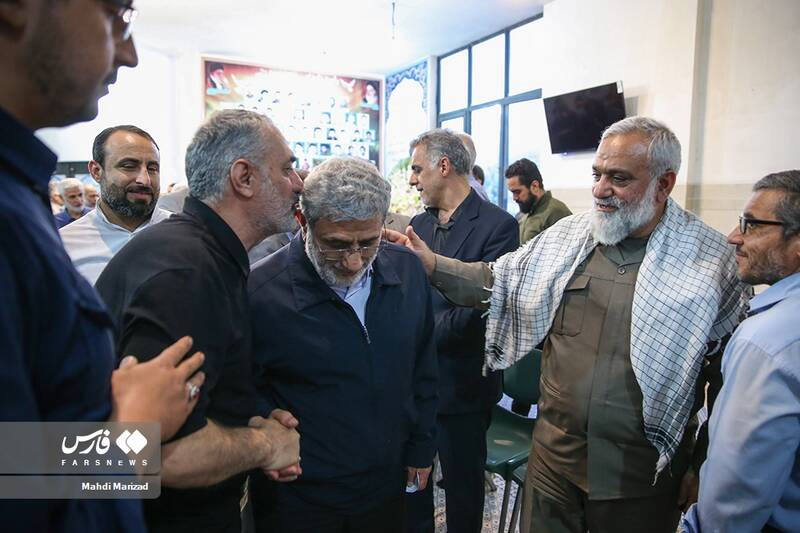 حضور سردار اسماعیل قاآنی فرمانده نیروی قدس سپاه و سردار محمدرضا نقدی معاون هماهنگکننده سپاه در مراسم بزرگداشت مادر شهید اسماعیل دقایقی