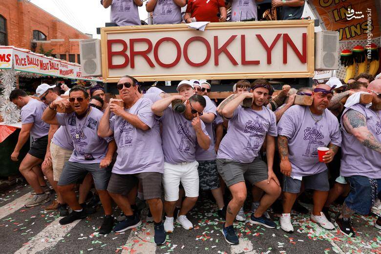 حمل یک قایق توسط مردم در حاشیه یک جشن در بروکلین _ آمریکا