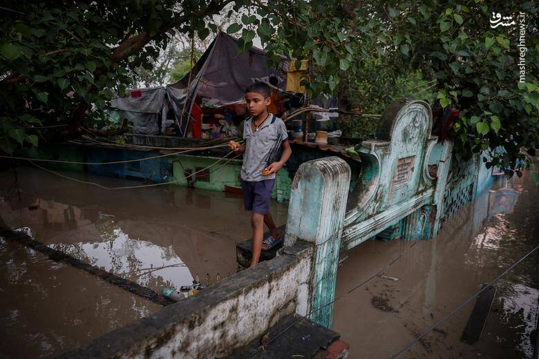 پس از بارش‌های شدید باران در هند خیابان‌ها و معابر اصلی دهلی نو در آب فرو رفت و تردد مردم به طور کلی قطع شد.