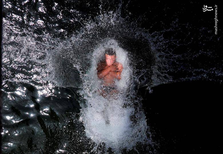 تصویر هوایی از شنا کردن یک پسر در رودخانه ترسکا در گرمای طاقت فرسای تابستان در مقدونیه _ یونان