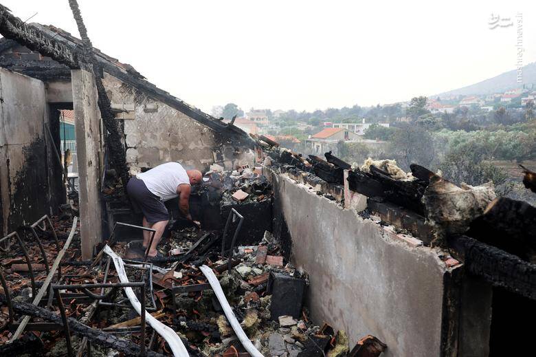 "ایوان دولنچ" خانه‌اش را که در آتش سوزی جنگلی در گرباستیکا _ کرواسی آسیب دیده است بازرسی می‌کند.