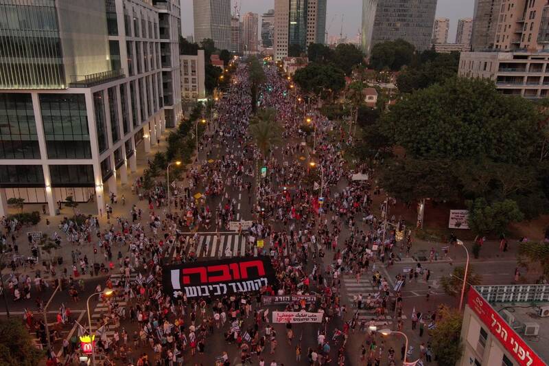بیست و هشتمین هفته اعتراضات در سرزمینهای اشغالی/ ۲۰۰ هزار معترض در تلآویو به خیابان آمدند/ سهشنبه داغ در انتظار کابینه رژیم صهیونیستی +عکس و فیلم