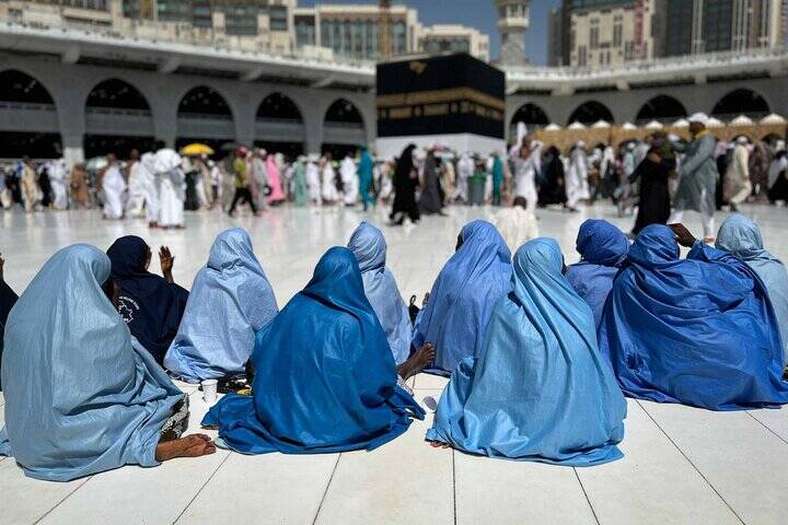 تصاویری از راز و نیاز انبوه دلهای عاشق پیرامون کعبه