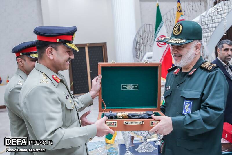 اسلحه‌ اهدایی فرمانده ارتش پاکستان به سرلشکر سلامی