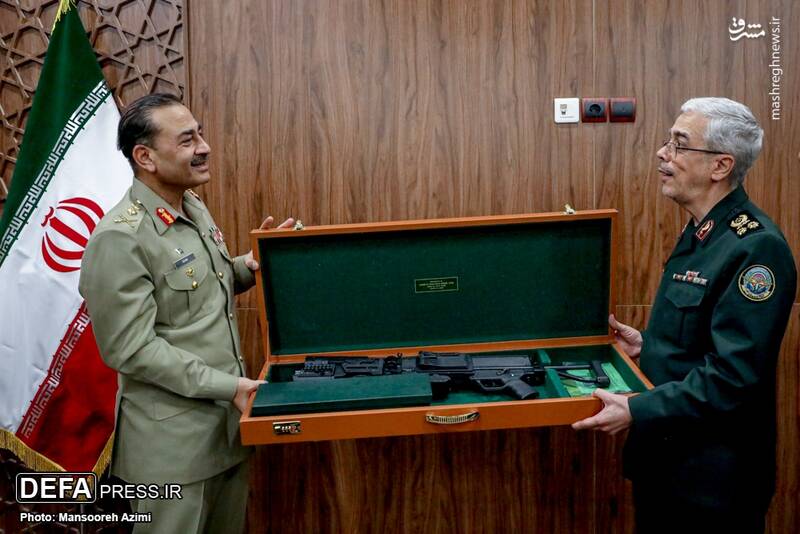 اسلحه‌ اهدایی فرمانده ارتش پاکستان به سرلشکر باقری