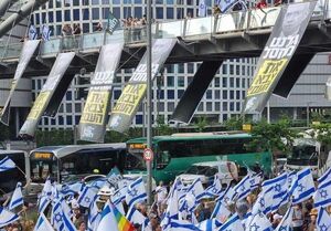 تجمع اعتراضی مخالفان نتانیاهو در برابر منطقه امنیتی تل‌آویو