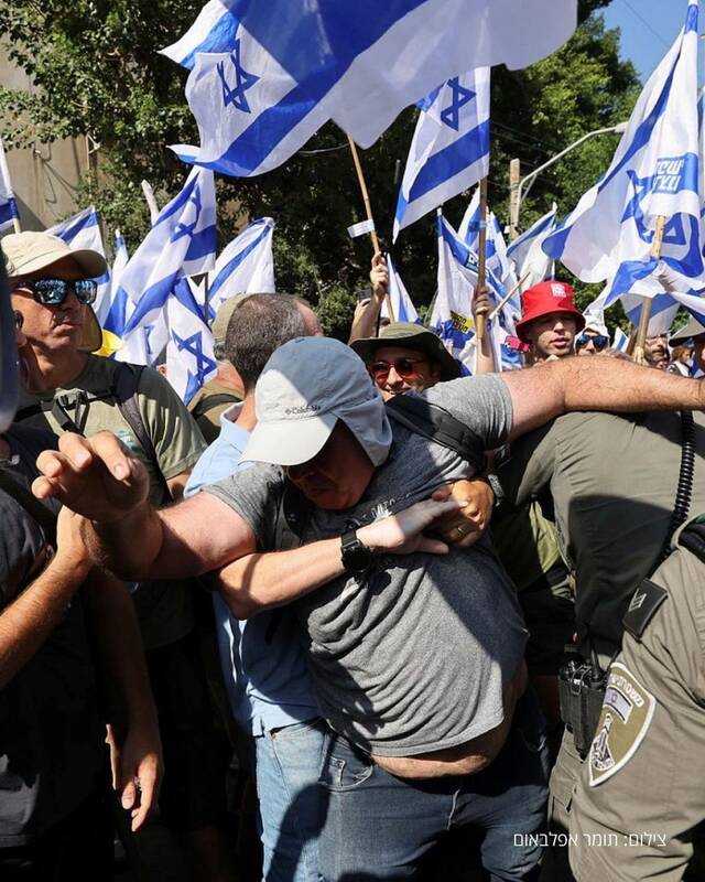 «روز مقاومت» صهیونیستها علیه دولت رژیم صهیونیستی/ معترضان کابینه اسرائیل را دولت سرکوبگر نامیدند +عکس و فیلم