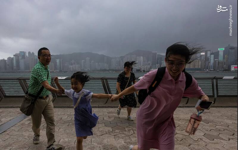 فرار گردشگران چینی در لحظه وقوع طوفان در هنگ کنگ