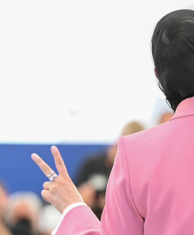 علیه کشورت باش؛ با ما باش!