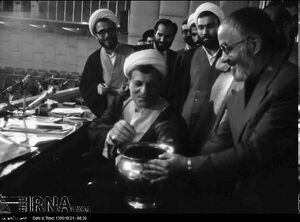 درگیری لفظی هاشمی رفسنجانی و هادی خامنهای با آذری قمی بر سر ولایت مطلقه فقیه / آذری قمی: مبادا با رحلت امام بخواهند اختیارات ولی فقیه را کاهش دهند / هاشمی: اعضای شورای بازنگری عوام نیستند که از حرفهای شما بترسند / هادی خامنهای: ما حامی سفت و سخت ولایت مطلقه هستیم، احتمال دارد شما نباشید