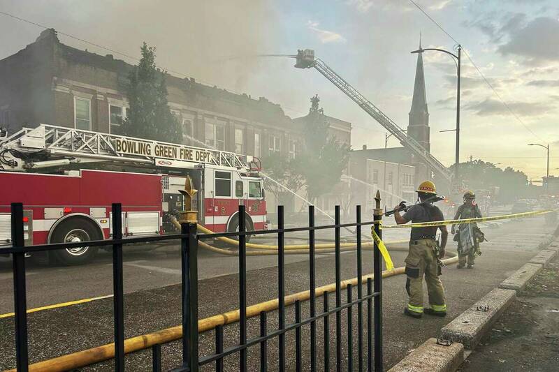 تاوان افشاگری علیه پدرخواندهی کرونا/ دفتر سناتور آمریکایی در آتش سوخت+عکس و فیلم