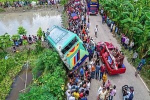 مرگ ۱۷ نفر بر اثر سقوط اتوبوس در آب در بنگلادش