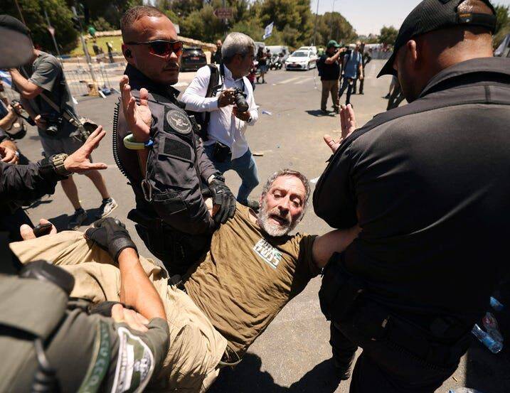 مذاکرات در رژیم موقت شکست خورد؛ کاهش ارزش پول و آغاز اعتصابات از امروز