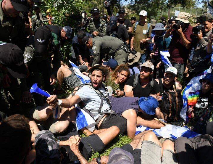 مذاکرات در رژیم موقت شکست خورد؛ کاهش ارزش پول و آغاز اعتصابات از امروز