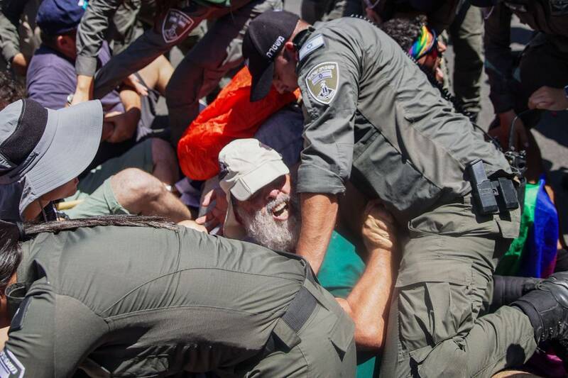 تشنج در کنست، سرکوب در خیابان/ در روز حذف «عدم معقولیت مصوبات» صهیونیستها تظاهرات کردند +عکس و فیلم