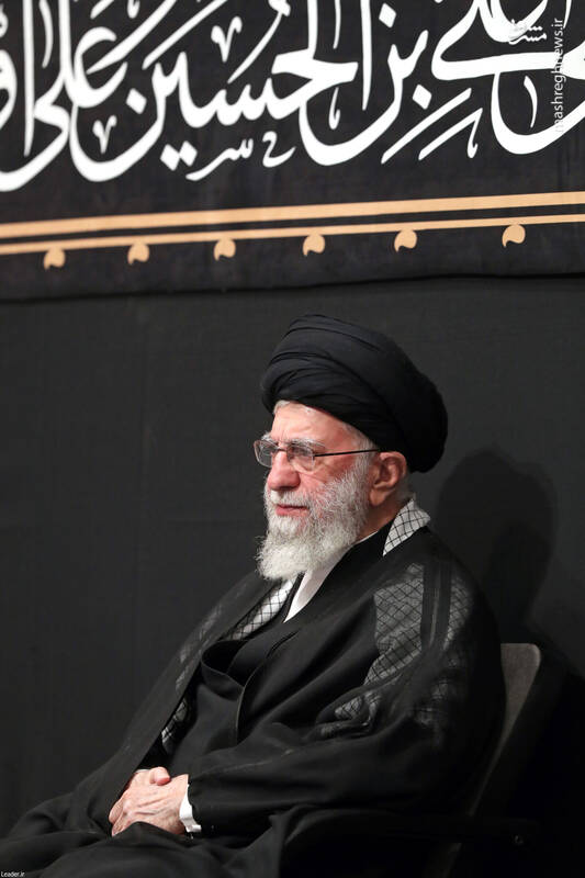 عزاداری شب عاشورای حسینی با حضور رهبر انقلاب در حسینیه امام +عکس