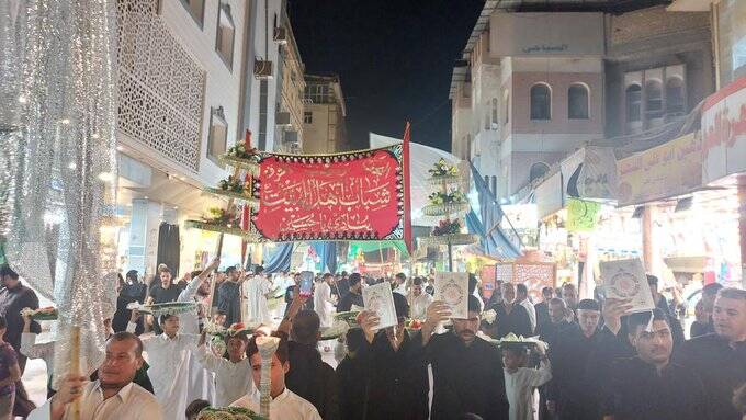 قرآن کریم در دستان عزاداران در نجف و کربلا+ عکس