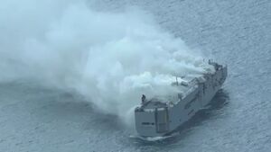 آتش سوزی در یک کشتی حامل ۳ هزار دستگاه خودرو
