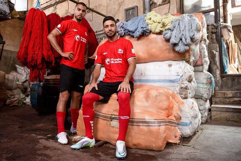 تصاویری از رونمایی متفاوت پیراهن تراکتور در دل بازار سنتی تبریز