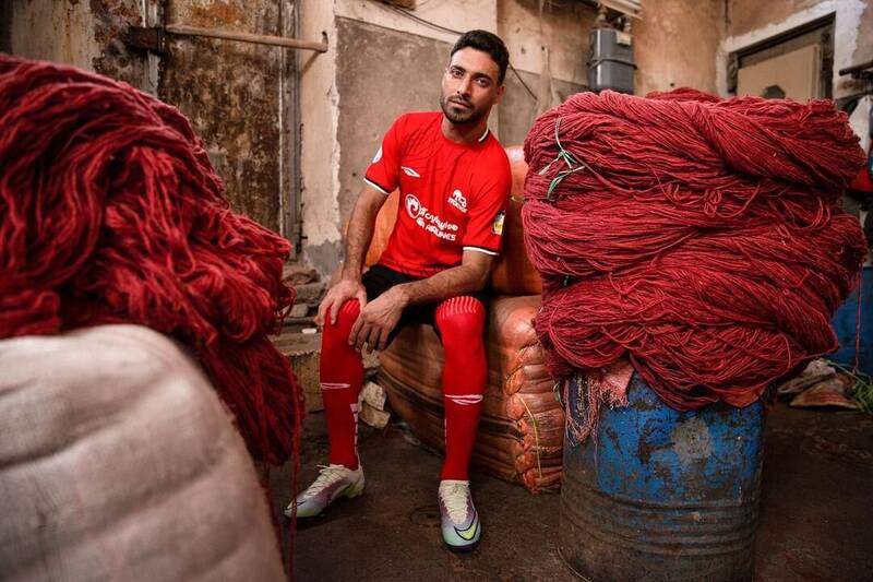 تصاویری از رونمایی متفاوت پیراهن تراکتور در دل بازار سنتی تبریز