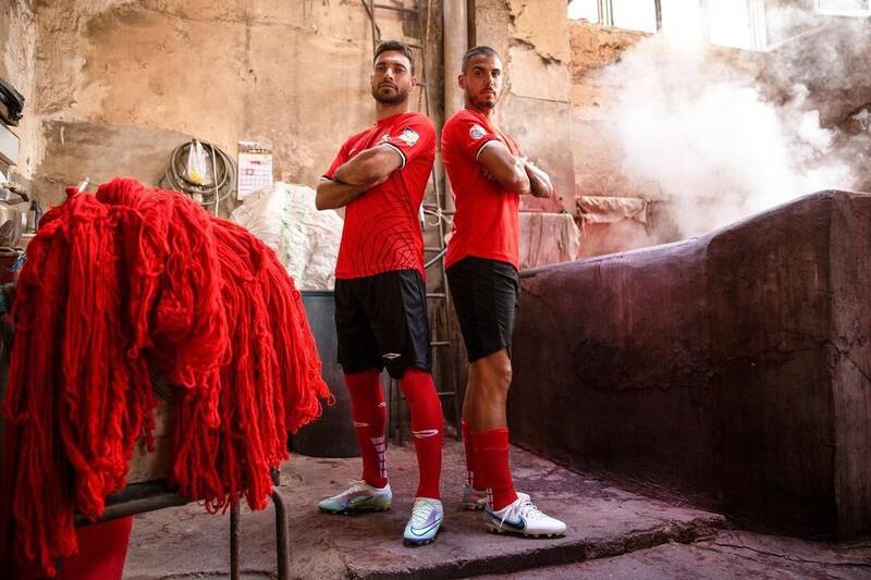 تصاویری از رونمایی متفاوت پیراهن تراکتور در دل بازار سنتی تبریز