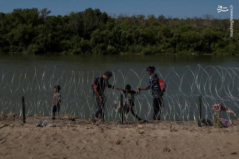 عبور پناهجویان از سیم‌خاردارهای مرز مکزیک و آمریکا