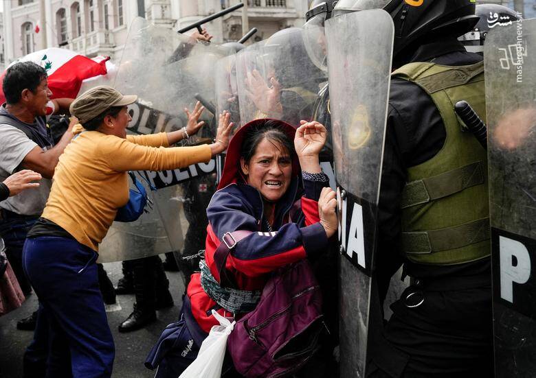 درگیری تظاهرکنندگان ضد دولتی با افسران پلیس در جریان تظاهرات ملی برای استعفای دینا بولوارته رئیس جمهور پرو در شهر لیما