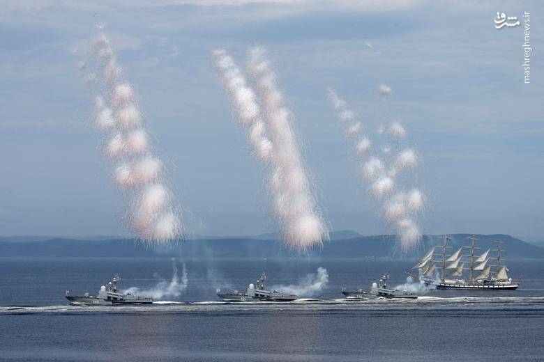 حضور کشتی‌های جنگی در رژه سالانه روز نیروی دریایی در شهر بندری ولادیوستوک  _ روسیه
