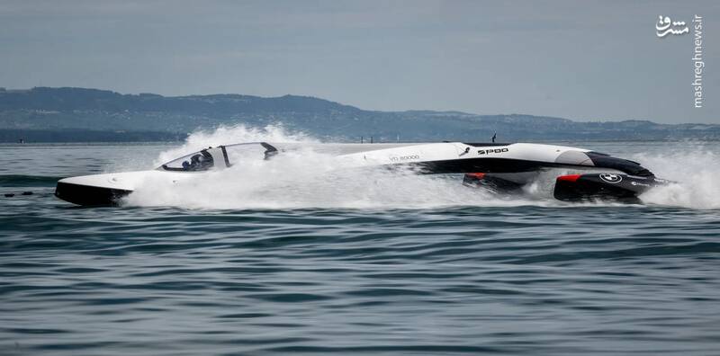 حضور یک قایق در طول یک آزمایش در دریاچه ژنو برای شکستن رکورد سرعت قایقرانی جهان در میس _ سوئیس