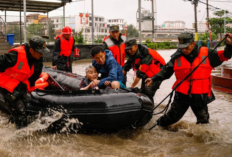 کمک رسانی افسران پلیس به سیل‌زدگان در استان فوجیان _ چین