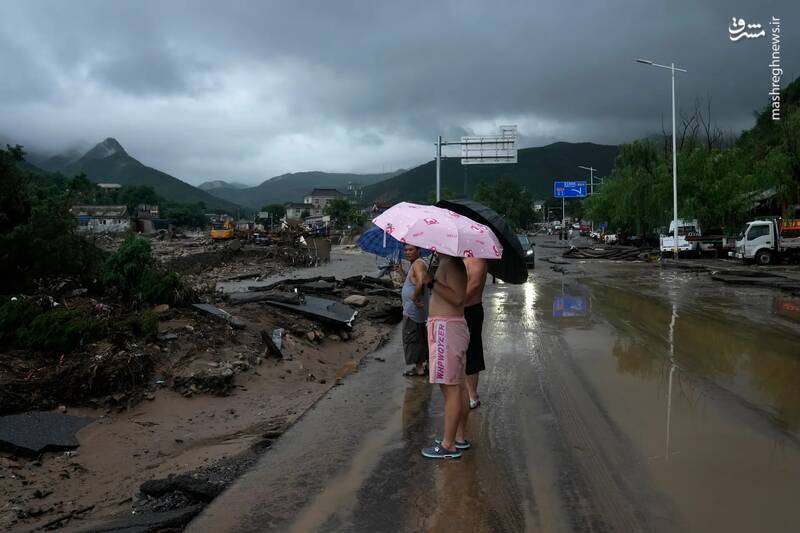 تخریب یک جاده‌ بر اثر سیل شدید در منتوگو _ چین