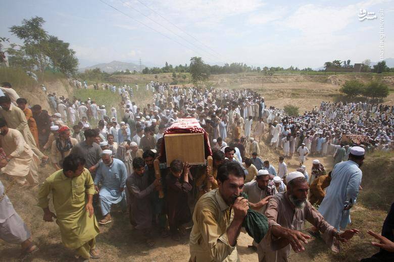 تشییع کشته شدگان حمله انتحاری در ایالت «خیبرپختونخوا» که در این حمله بیش از ۵۰ کشته و ۱۵۲ زخمی برجا گذاشته است-پاکستان